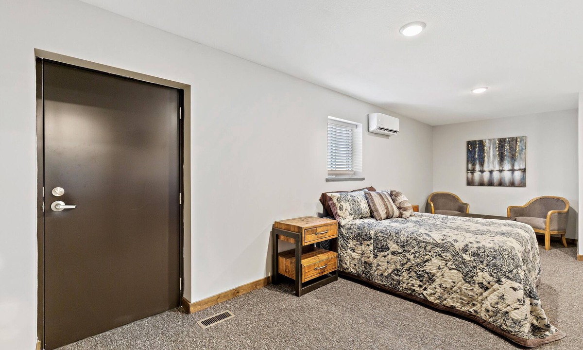 Great Bend House | Beautiful South Bend Lodge Suite