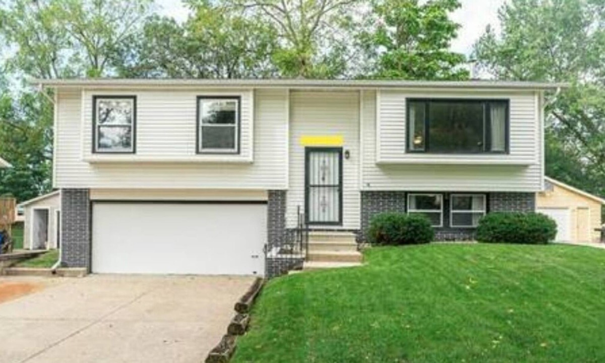 Cedar Rapids House | Beautiful Split-level home NE Cedar Rapids