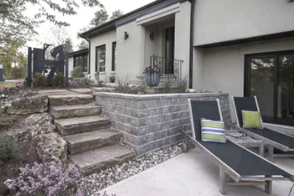 Caledon Cabin | Beautiful Vacation Rental overlooking the Credit River in Terra Cotta, Ontario