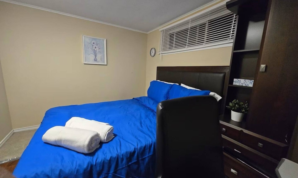 Hamilton House | Bedroom on Hamilton mountain
