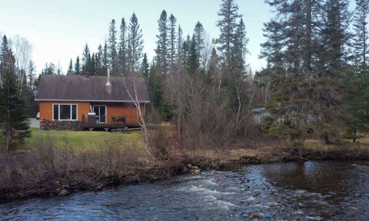Saint-David-de-Falardeau Ski Chalet | Bella Coola | Tavata Chalets | Au son de la rivière