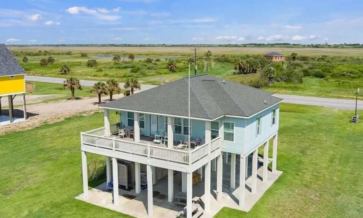 Port Bolivar House | BELLA ROSSA - Beachfront - 3 Bedroom, Sleeps 11, right on the beach!
