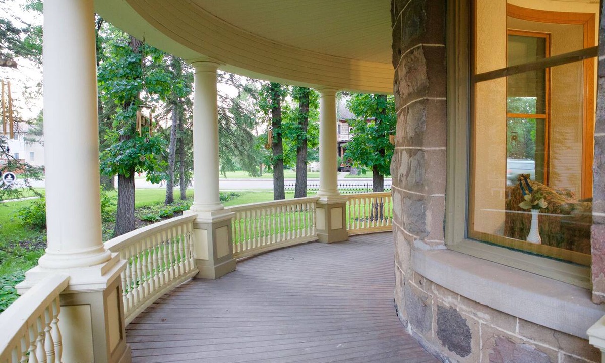 Morden Bed & Breakfast | Bella's Castle