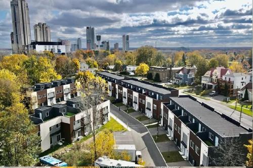 Niagara Falls Hotel | Bentley Commons Fallsview - Luxury 4 Bedroom 4 Bath Townhouse