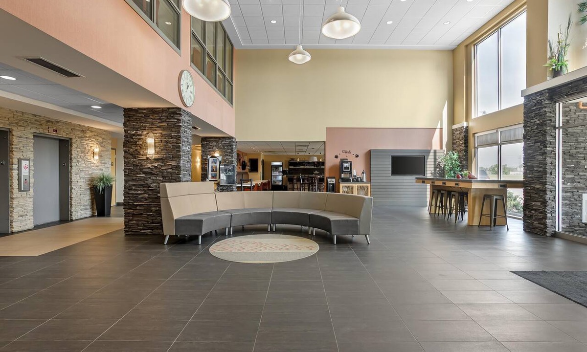 North Industrial Hotel | Best Western Plus Airport Inn & Suites