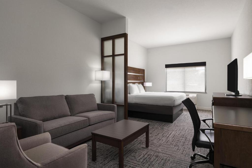 Wellborn Hotel | Best Western Plus College Station Inn & Suites