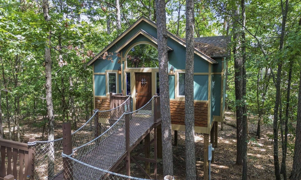 Eureka Springs Cottage | Big Pine Treehouse with Jacuzzi