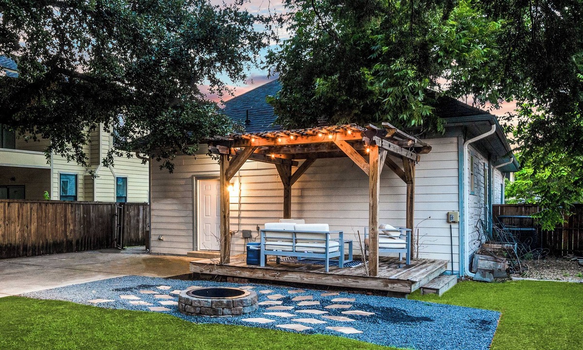 Oak Cliff House | Bishop Arts 3BR - Walkable Restaurants & Nightlife - World Cup 2026 - Sleeps 10