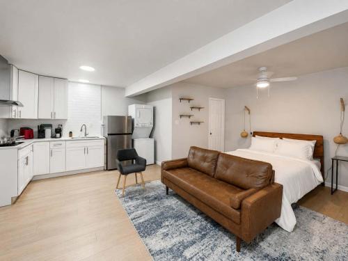 Kessler Apartment | Bishop Arts Studio with Parking, Washer & Dryer, and TV