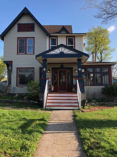 Niagara Falls Bed & Breakfast | Blue Gables Bed and Breakfast