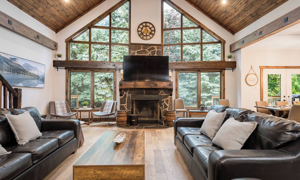 The Blue Mountains Ski Chalet | Blue Mt. Chalet 8 BDR 4 W/C Ski & Recreation Resort, Golf, Beach, Hiking & More