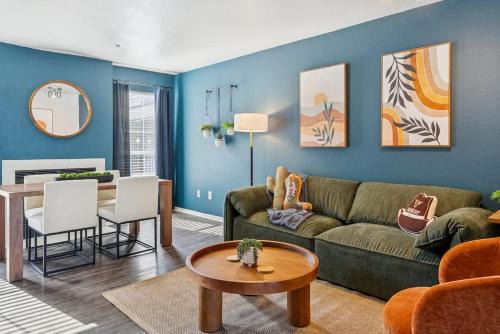Old East Dallas House | Boho Vibes - 2 BR Close to Downtown - Pool -No 206