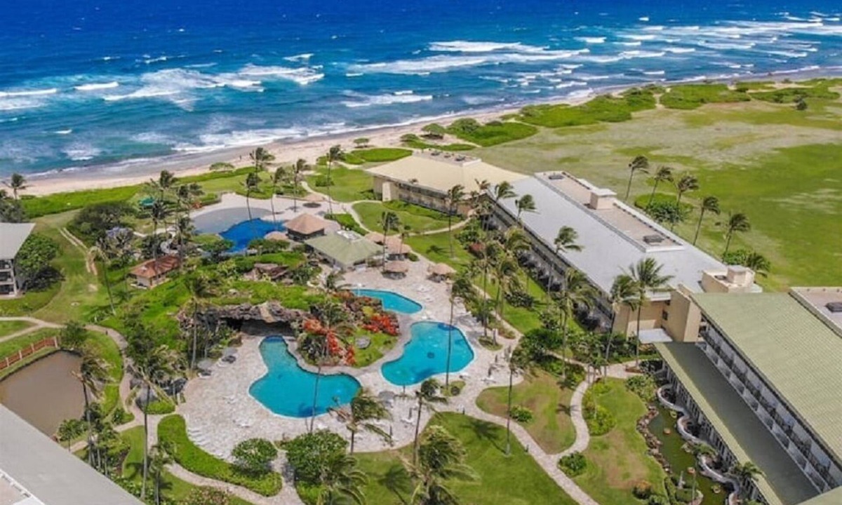 Hanamaulu Condo | Breathtaking Oceanfront Resort, 4 pools, 2 Jacuzzis and Restaurants on Site