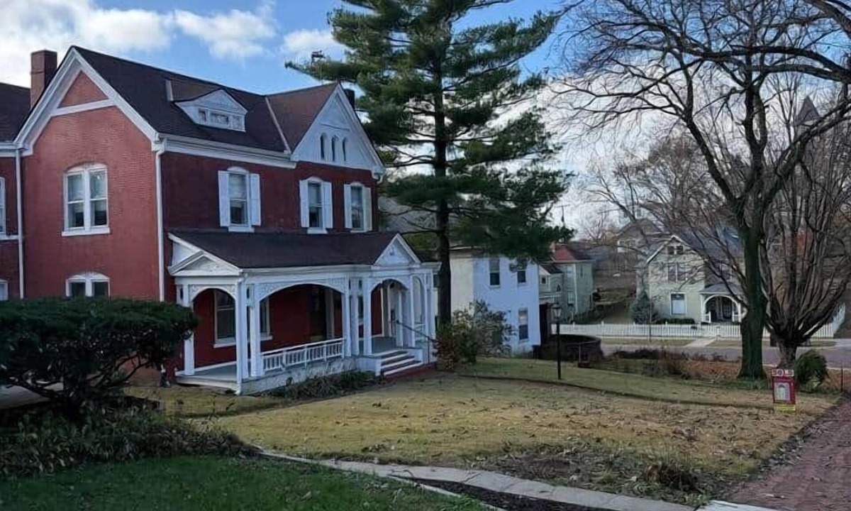 Atchison House | Bricks & Chance Luxury 5 BR home, NEAR Benedictine