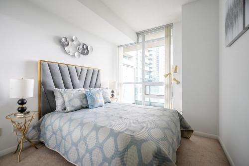 Fort York Apartment | Bright 1 Bedroom & Den Condo Downtown Toronto