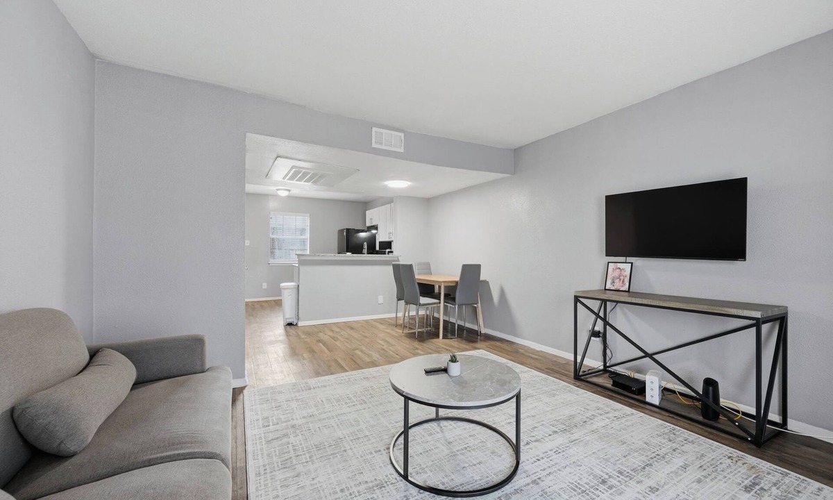 South Arlington Apartment | Bright 2BR townhome with open living space