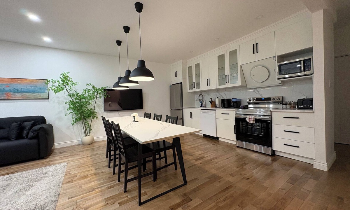 Cote-Des-Neiges—Notre-Dame-De-Grace Apartment | Bright 3BR Upper Duplex w/Patio – New Renovated