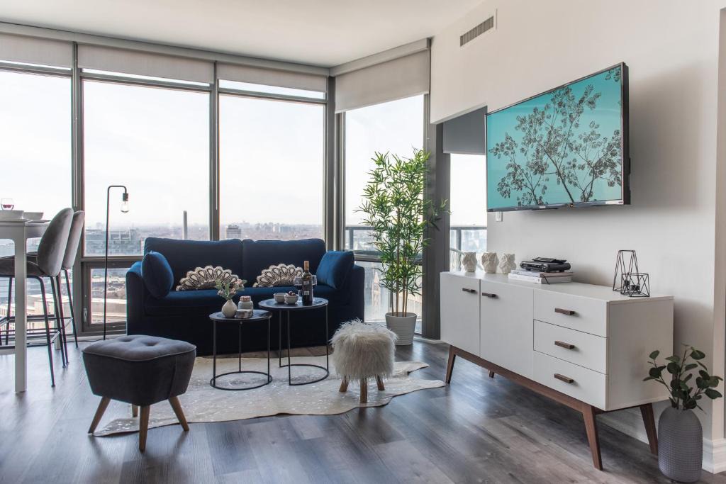 Bay Cloverhill Apartment | Bright & Beautiful Downtown Condo