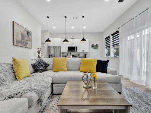 Dallas House | Bright Dallas 3BR | Rooftop, Garage, Backyard