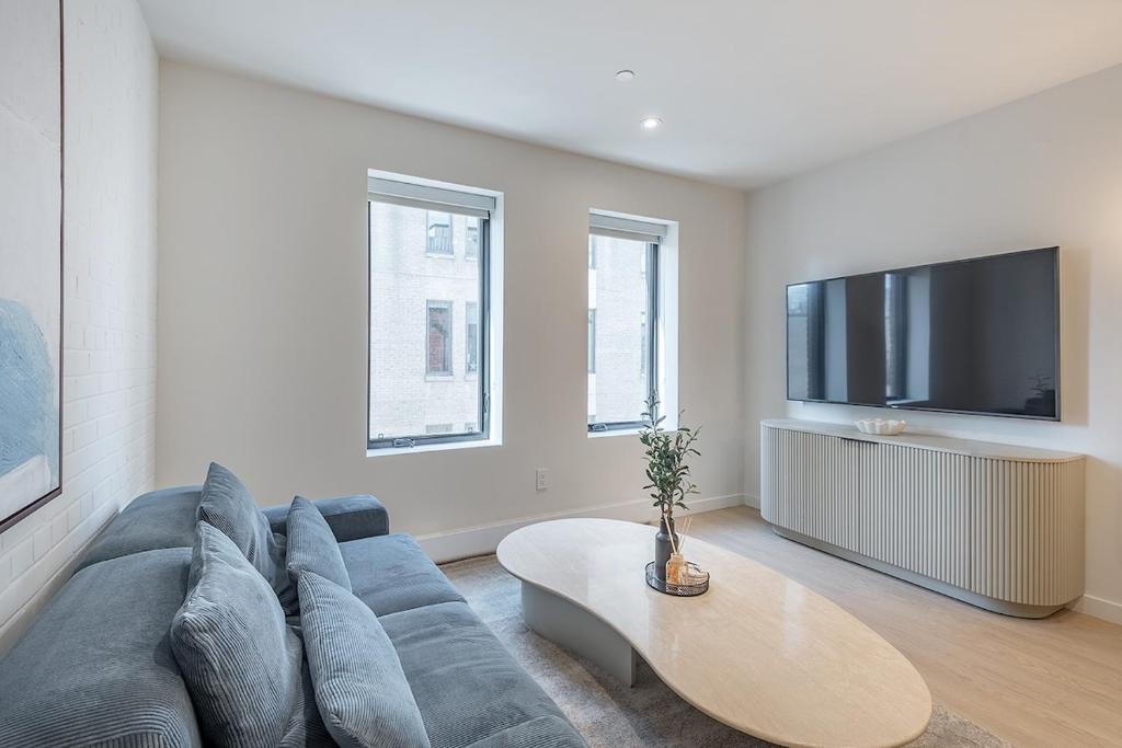 Downtown Montreal Apartment | Bright & Modern 2BR - Golden Square Mile
