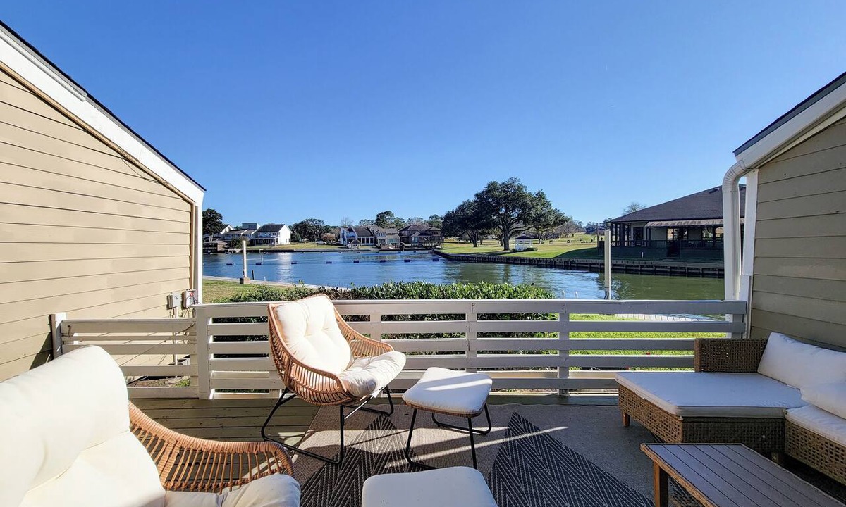 April Sound House | Bright, Modern Lakefront 3 Bedroom Townhouse