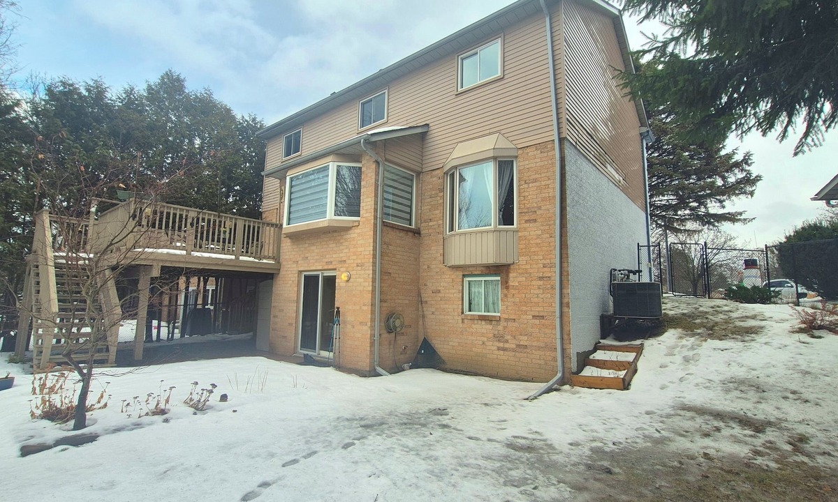 Aurora House | Bright Two-Bed Walk-Out Basement