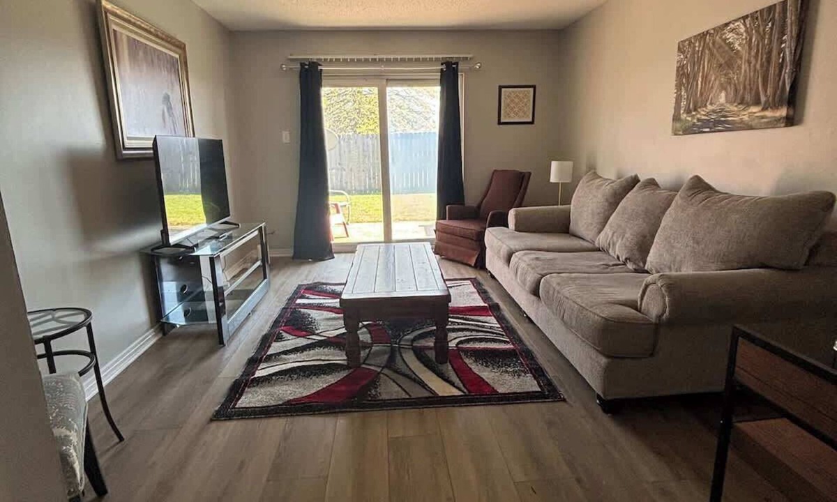 Bryant Apartment | Bryant #B - 2 Bedroom/1 Bath Apartment