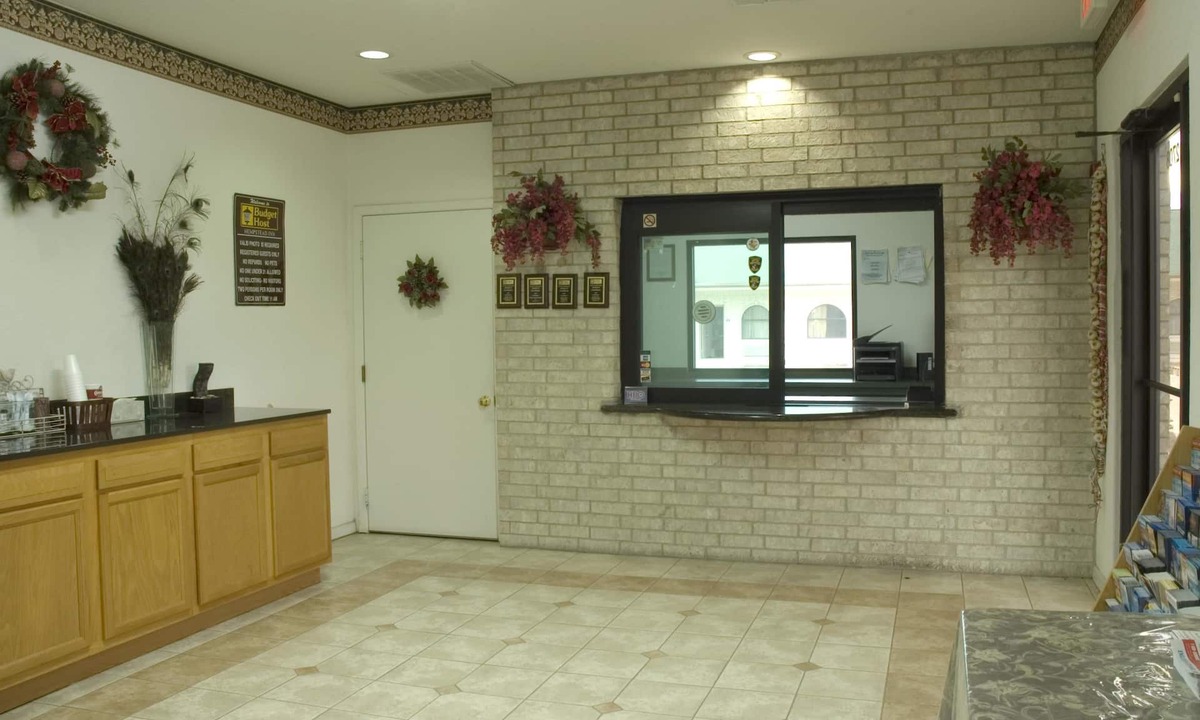 Kempwood Hotel | Budget Host, Hempstead Inn