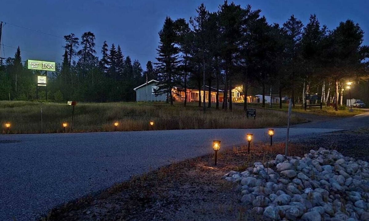 Englis River Hotel | English River Inn