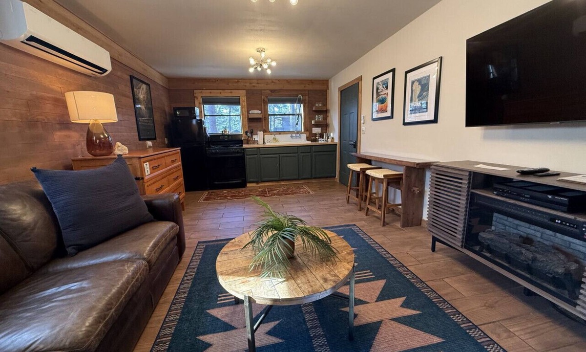 Eureka Springs Cabin | Camphouse with Hot Tub, Kitchen, King, Pullout