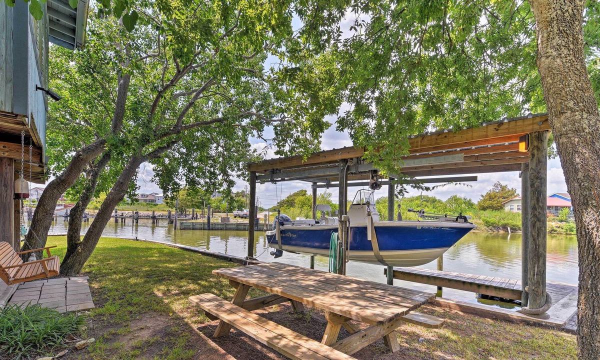 Dickinson Cottage | Canalfront House & Studio Near Kemah & Galveston!
