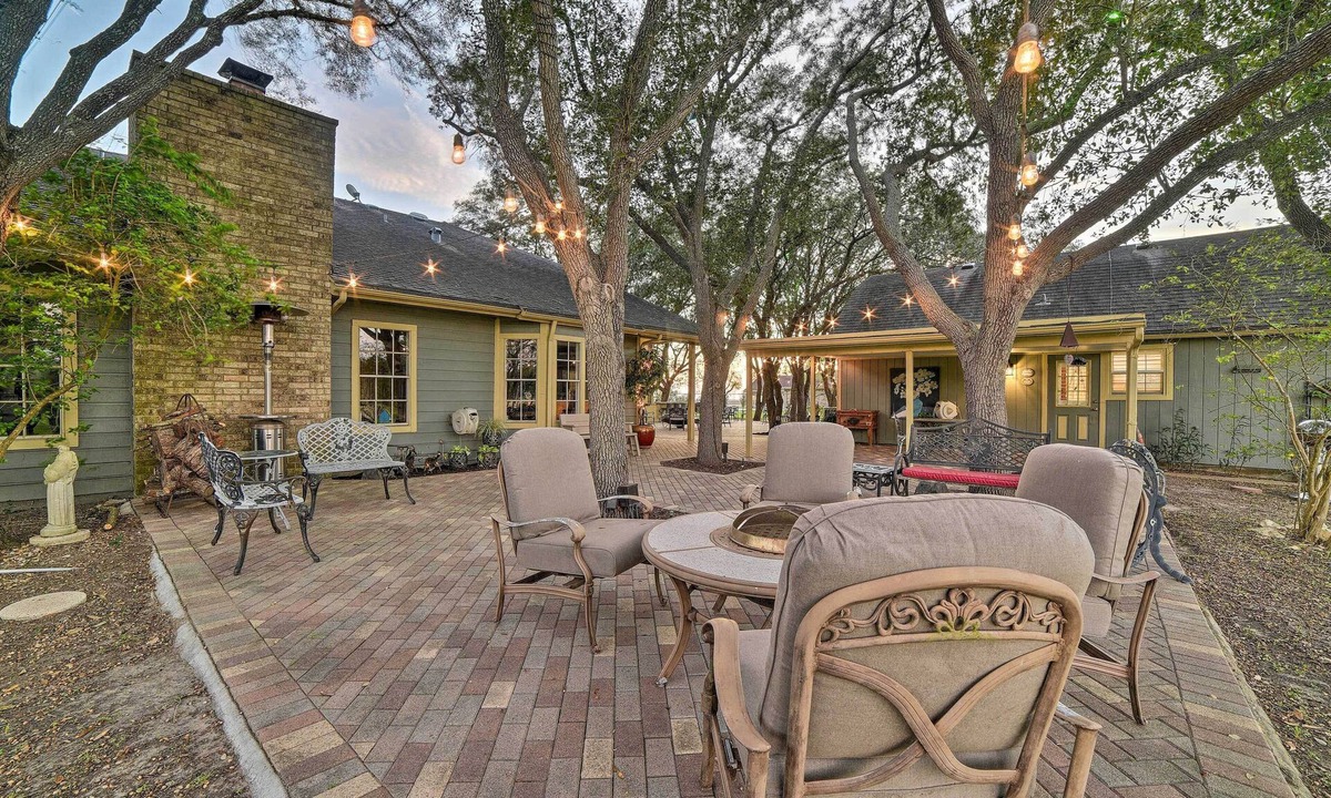 Corpus Christi Cottage | Casa de Samuel - Patio, Fountain & Outdoor Kitchen