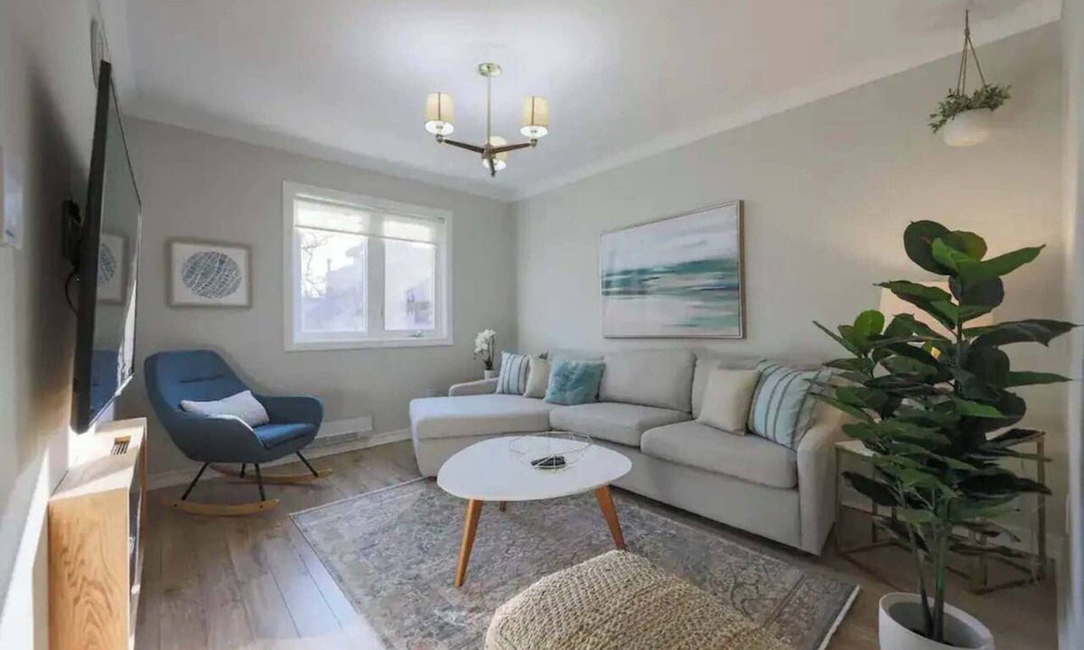 Leslieville Hotel | Casa Hotels: Modern 2BR Suite in Leslieville