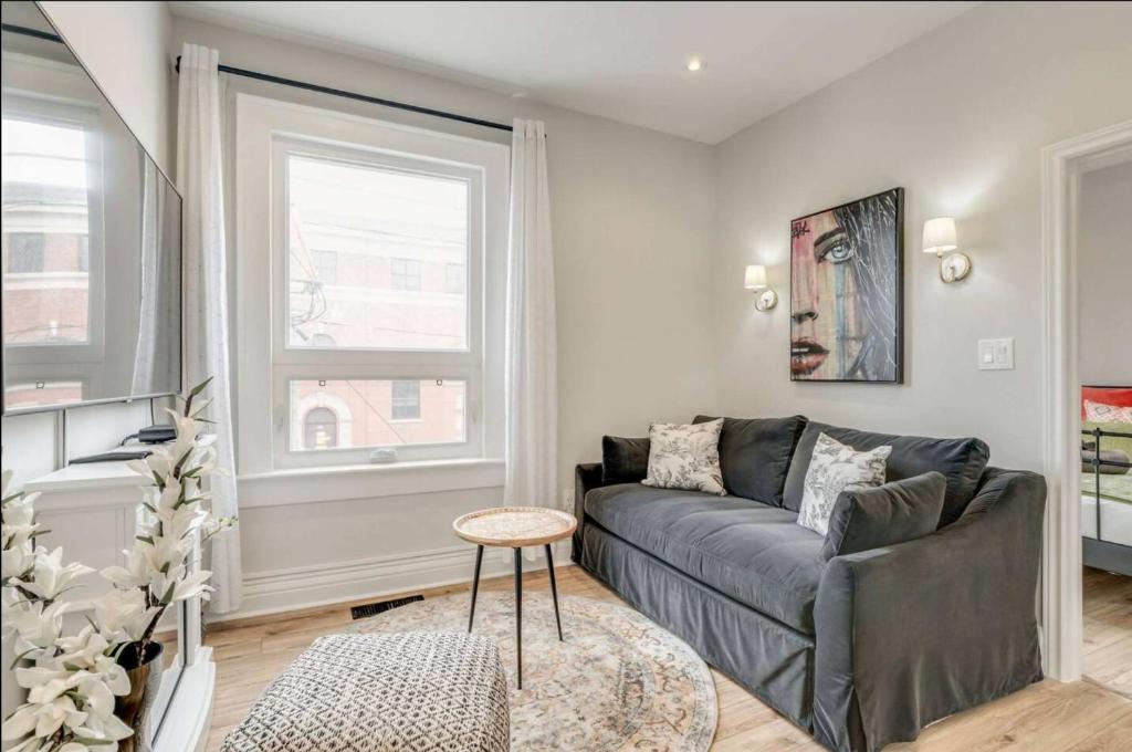 Leslieville Hotel | Casa Queen - Unique 2BR Suite in Leslieville