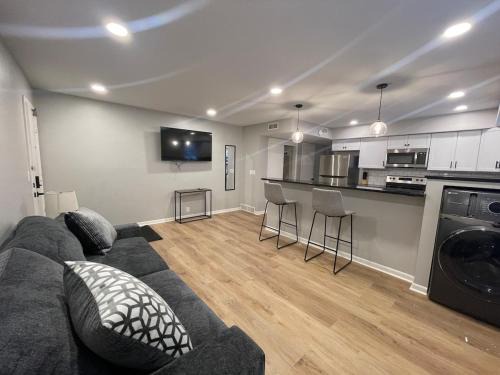 Joslyn Castle Apartment | Cathedral 6-Walk to UNMC