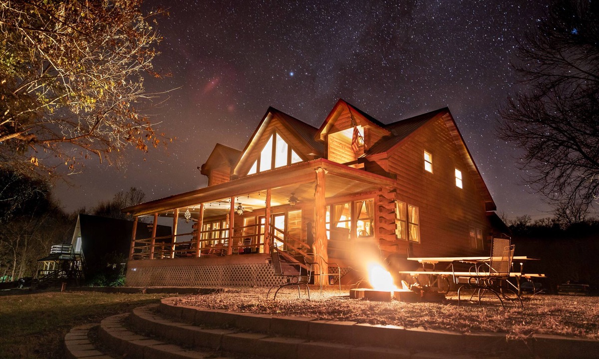 Buffalo City Cabin | Cedar Gable - Riley outfitter
