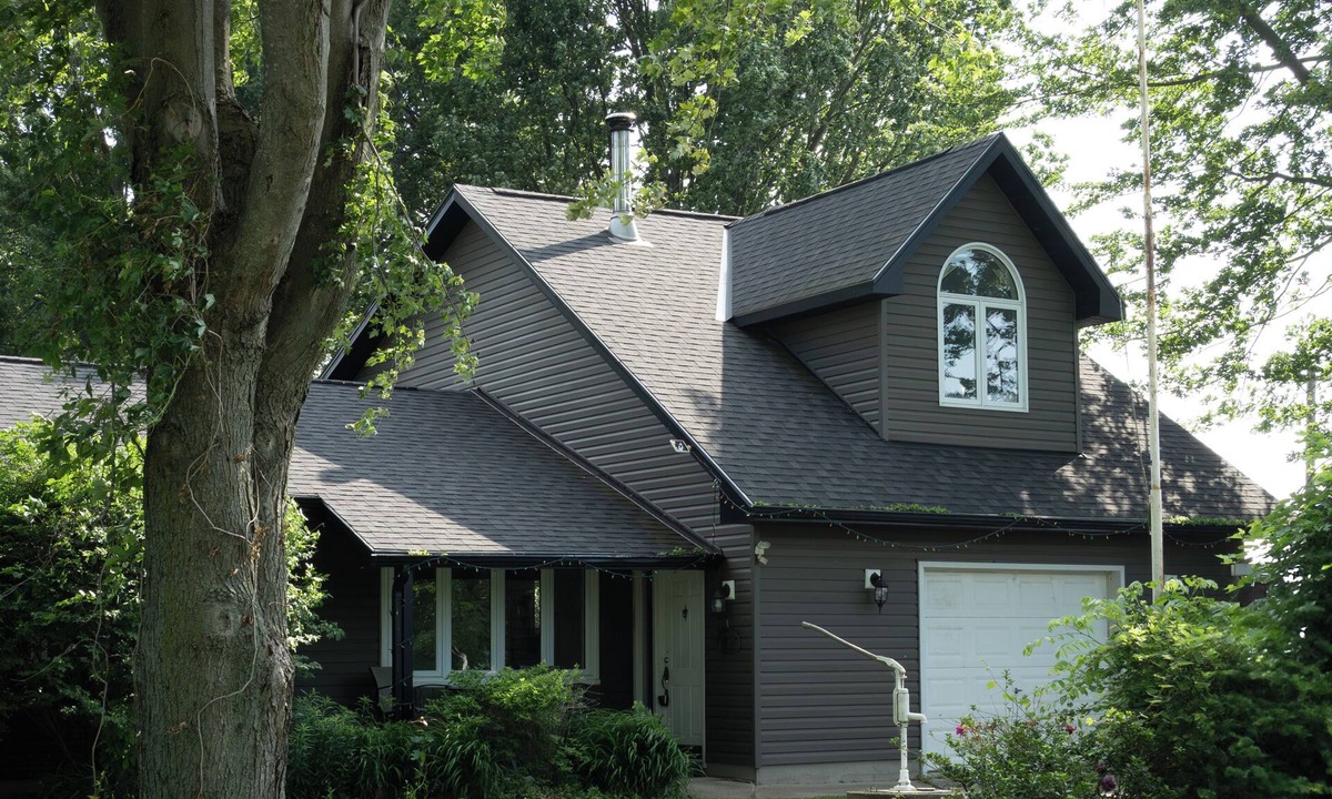 Lambton Shores Cottage | Cedar Point Cottage - Hot tub & Beach Town!
