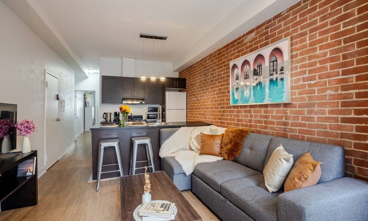 Downtown Montreal Apartment | Central 2BDR Condo on Bishop-Vibe Central MTL