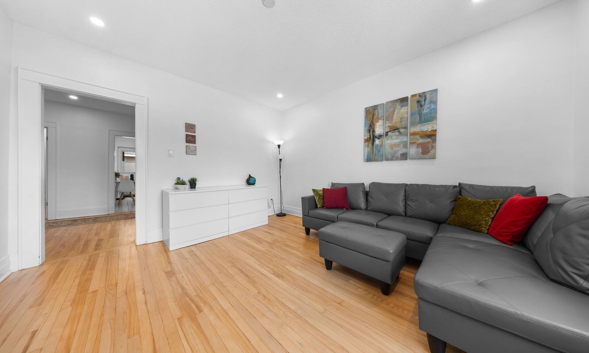Old Ottawa East Apartment | Central Canal 2 Bedr, w/private entrance, parking, deck, Beautiful area