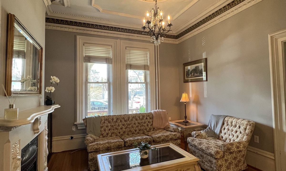 Little Italy House | Central victorian Dwtn 3-Bedroom 2-bath oasis