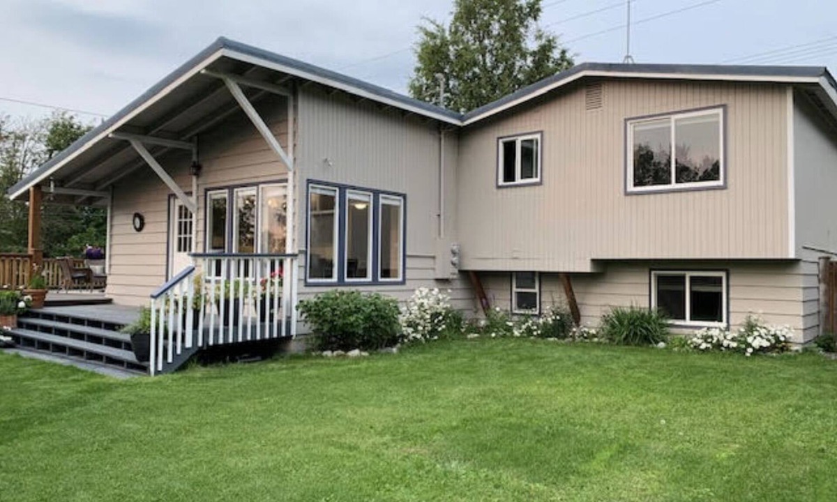 North Star House | Centrally located 4BR home w great outdoor space
