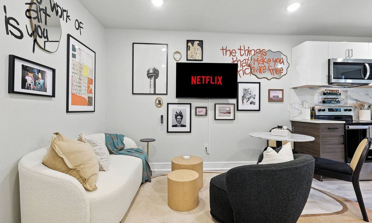 Old East Dallas Apartment | Centrally Located Cheerful 1BD/1BA Apt (Sleeps 2)