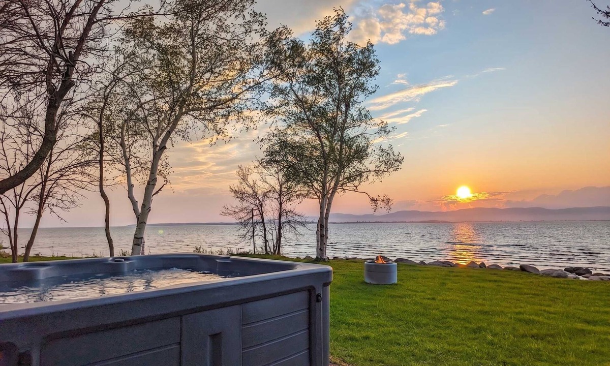 Cap-Saint-Ignace Ski Chalet | Chalet #2 Waterfront with Spa, Fireplace, Wifi & AC