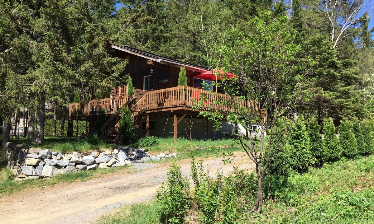 St-Adolphe-d'Howard Ski Chalet | Chalet Du Nord