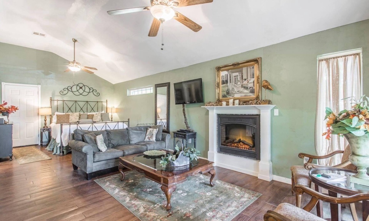 Guthrie Cottage | Charming 1-bedroom cottage in welcoming Guthrie with hot tub and jacuzz, kitchen