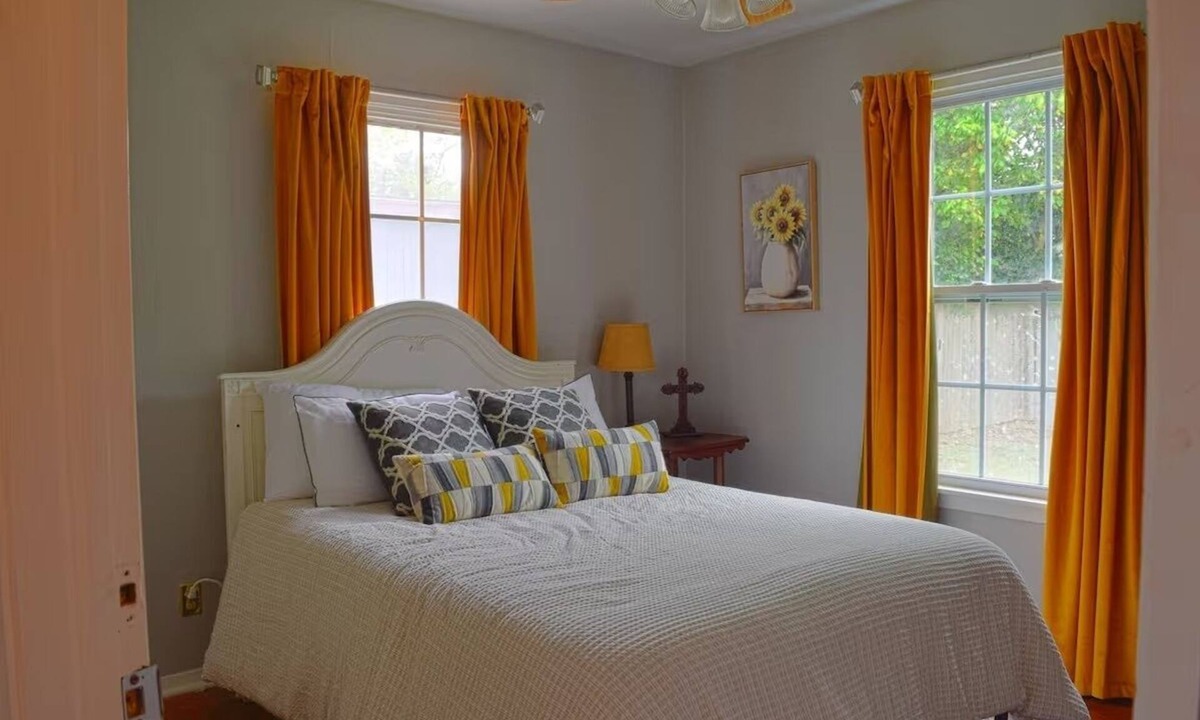 Waxahachie House | Charming 2-Bed Bluebonnet Bungalow in Historic Waxahachie