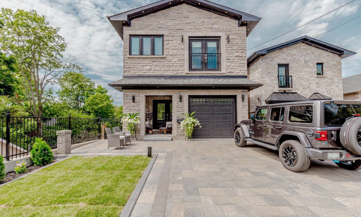 Pickering Apartment | Charming 2-bedroom apartment in serene Pickering with WiFi, AC