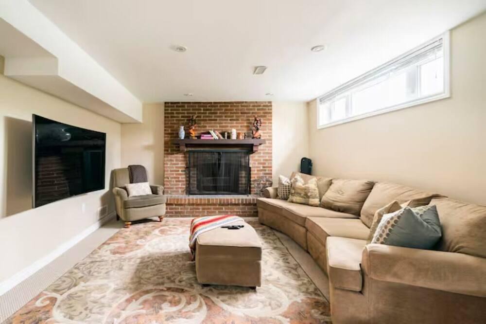 North York House | Charming 2-BR Apt | Private Entry | Self Check-in | Parking | 15min→Downtown