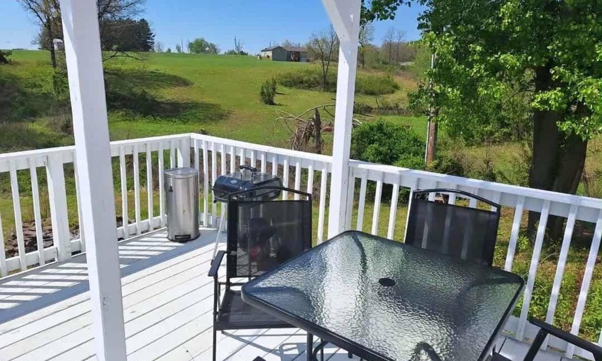 Harrison House | Charming 3-bedroom 2 bathroom Harrison Cottage with AC
