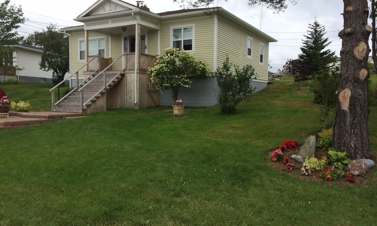 Botwood Cottage | Charming 3-bedroom cottage in Central Newfoundland overlooking Bay of Exploits